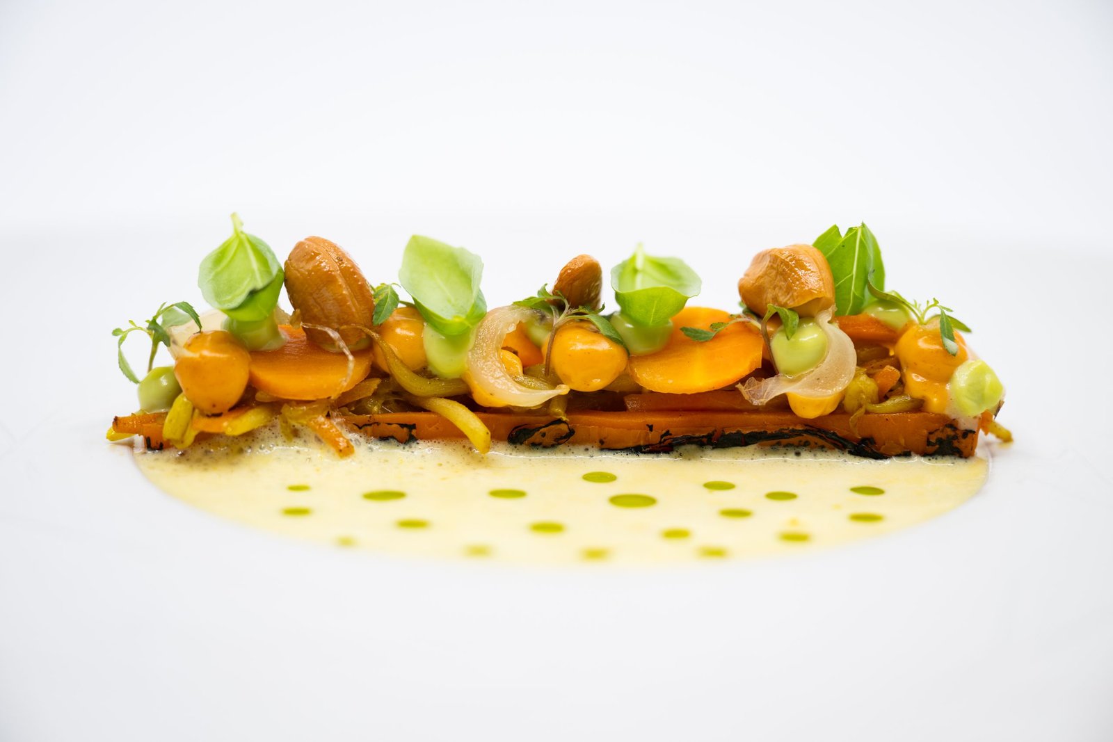 BBQ-wortel met spitskool, cashewnoot en vadouvan saus, Restaurant Het Koetshuis in Bennekom