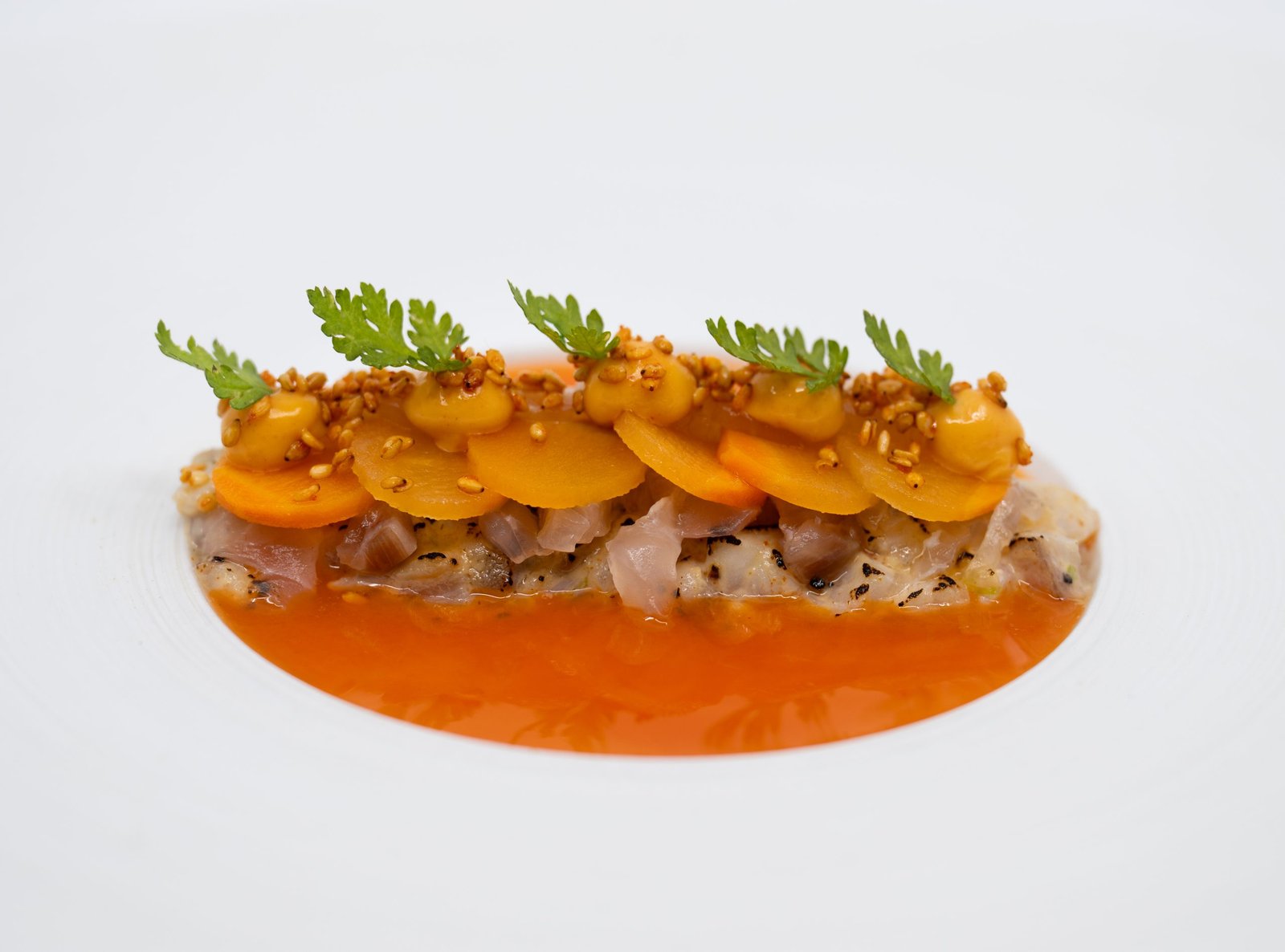 Dorade met structuren van wortel en perzik met kimchi, Restaurant Het Koetshuis in Bennekom